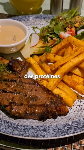 Tout ce que t’as à faire pour prendre du muscle, 1- C’est manger des protéines à chaque repas 2- T’entraîner 3 à 4 fois par semaine 3- Ne pas sous estimer les jours de repos 4- Quand tu fais 12 répétitions à l'échec ou proche sur tes séries, augmente le poids pour retomber à 6 répétitions, puis progresse jusqu'à faire à nouveau 12 répétitions 5- Boire 2 à 3 litres d’eau par jour 6- Dormir 7 à 8 heures par nuit 7- Garder le même programme avec les mêmes exercices pendant au moins 3 mois. Et je te