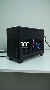 319 reactions · 5 comments |  Así se arma el TR100: máxima potencia en un formato realmente mini. Este Mini Tower sorprende con su diseño de doble recámara, riser PCIe 4.0 incluido, soporte para fuentes SFX y, junto a nuestras AIO LA240, ofrece un rendimiento óptimo.  ✨ Compacto, poderoso y pensado para llevar tu setup a donde quieras. | Thermaltake Latin | Facebook