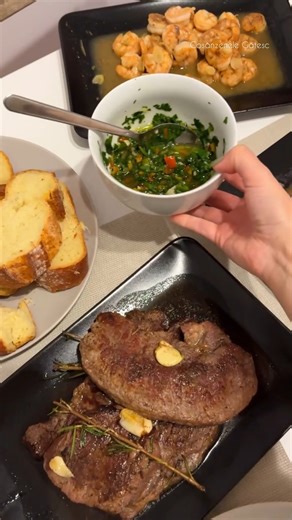 Cina in pregatire❤️ Fiecare a avut pofta de ceva diferit, asa ca avem un meniu cu de toate: 🥩 Vita la tigaie: condimentam carnea de vita (la temperatura camerei) cu sare si piper. Incingem tigaia, si punem la prajit, la foc mediu spre mare, 3 minute pe fiecare parte. Adaugam si cubul de unt, usturoi si 2 crengute de rozmarin. Cu o lingura luam unt din tigaie si punem pe carne (timp de un minut). Lasam la odihnit 7-8 minute (inainte de a o felia). 🥓Pastrama de oaie cu mamaliguta si salata de ar