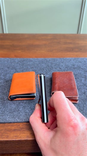 Ranking the Top 3 Wallets After 30 Days 👇 I tested the most popular wallets on the market: Ridge, Ekster, and Simpl. Here’s my honest breakdown: 🥉 3rd Place: Ridge Looks amazing, love the carbon fiber plates. Toughest and slimmest of the bunch. But getting your cards out? Still a struggle. 🥈 2nd Place: Ekster Premium look & smooth trigger. I wanted to love it. But the hold gave out fast and it scratched way too easily. 🥇 1st Place: SIMPL Toggl Holds more cards. Trigger is just as premium. St