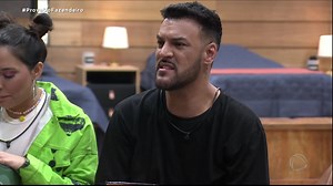 724K views · 10K reactions | A atividade onde os moradores do Paiol expressaram suas primeiras impressões dos confirmados na Sede causou muito alvoroço entre os peões.  Sem papas na língua e focando na vaga, os paioleiros não mediram esforços para se posicionar e dizer o que pensam.  Assine o PlayPlus e tenha acesso à transmissão 24 horas de #AFazenda com 9 sinais exclusivos: PlayPlus.com | A Fazenda | Facebook