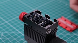 8、这款微型发动机转速高达16000转/分，组装和试运行。