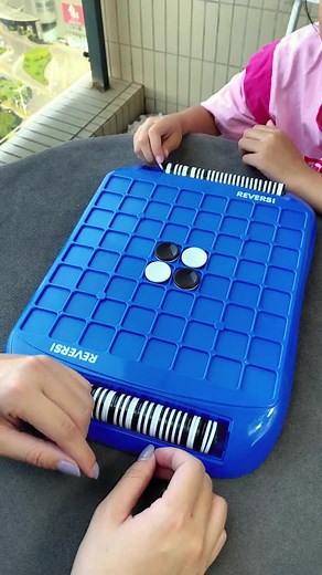 Reversi Strategy: How to Win the Classic Black and White Chess Game