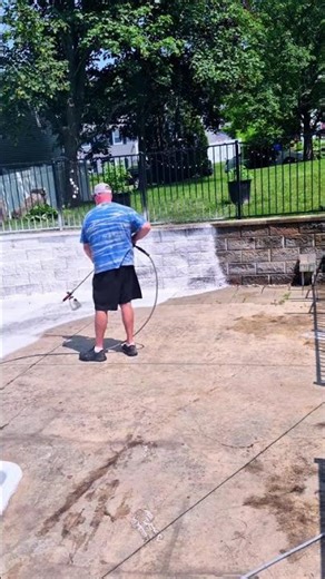 pressure washing a concrete pool deck #powerwashing #pressurewashing #diy