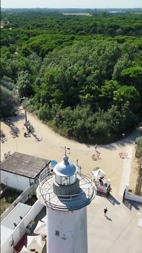 Leuchtturm im Bibione. Italien. 21.07.2026.Dji Neo 2.4K60 fps Aufnahme