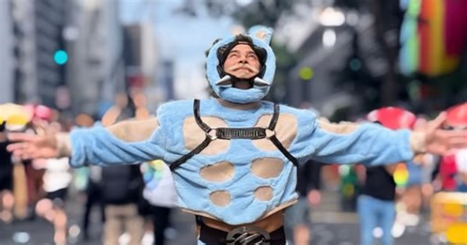 Com bumbum de fora, Carmo Dalla Vecchia escolhe look ousado para Parada LGBTQIA ; veja