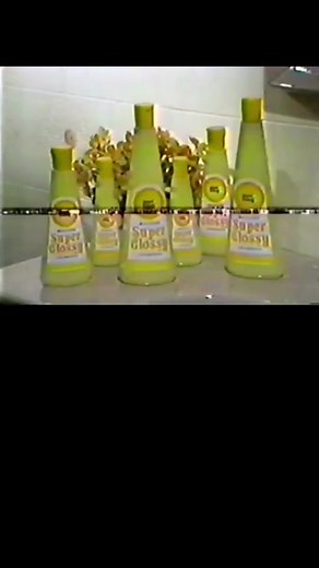En este comercial del shampoo #Glossy , en su formato súper, nos encontramos con #EduardoBonvallet y #VivianaNunes junto con #DonFrancisco haciendo referencia a la #Teletón del año 1981, la cuarta en realizarse. #comerciales #comercial #Chile #spot #comercialeschilenos #comercialeschile #chileanads #publicidad #retro #retrochile #publicidadchilena #chileretro #comercialesantiguos #comercialesretro #comercialesvintage #años80 #los80s #los80 #años80s #1980s #1981 #TeletónChile #Teletón2022 #todosl