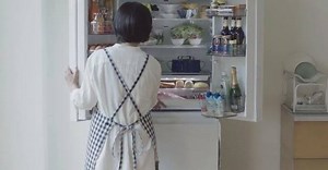 野菜室をまん中に。新鮮な野菜で旬を味わう贅沢を。 出し入れをラクに。年齢を重ねても使いやすい設計。 鮮度と使いやすさにとことんこだわったJコンセプトの冷蔵庫です。 | Panasonic Japan（パナソニック）