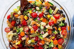 Que mettre dans une salade de pâtes froide ? 3 recettes irrésistibles donnant une myriade d'idées !