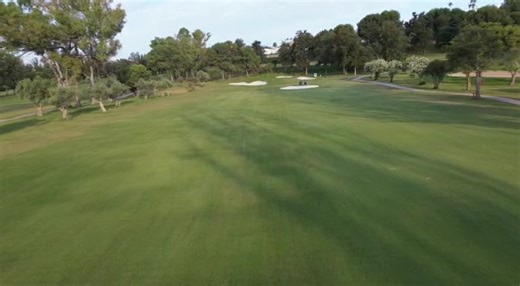 🦅Bird’s eye view of hole 6 “Los Bunkers” on Atalaya Old course , a par four of 321 metres from the yellow tees. 🏌️‍♂️Tip from our golf pro Fernando Vega: “A good drive sets you up well for a second shot to the right hand side of the green. A deep bunker protects the left hand side of the hole so keep right”. | Atalaya Golf & Country Club