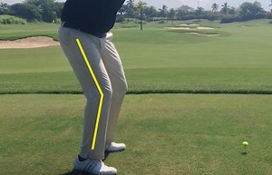 Should the rear knee remain flexed or straighten during the swing?