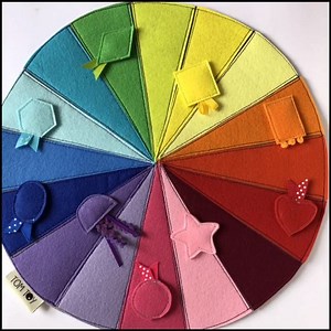 RAINBOW COLOR MATCHING WHEEL What a fun way to explore colors with kids. Find it here: https://rstyle.me/n/c7td7ccchwf (affiliate) | Easy kids crafts and activities - Non-Toy Gifts