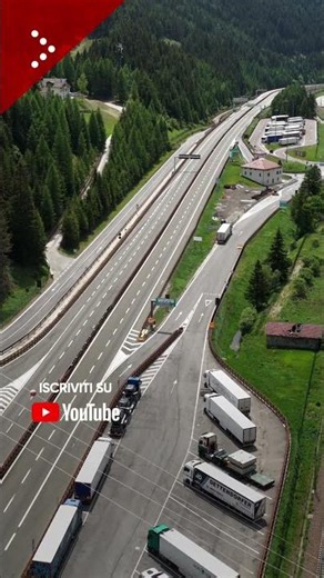 Protesta ambientalista in Austria: le immagini dal drone della A22 completamente deserta