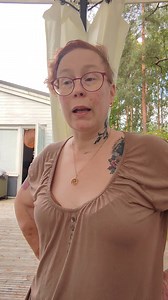Pahoittelen tekstityksen puuttumista! Ei vaan jaksanut. Veto on ihan pois, kaupassa käynti on ihan tuskaa ja koko ajan väsyttää. Kyllä se tästä... Muistathan katsoa perjantaina 26.9 tv1 dokumentti "Käsi", ellet ole jo Areenasta nähnyt! 😉 | PuoliNainen - Arja Ahtaanluoma
