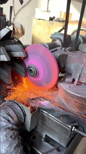 研削盤で金属部品を精密に削る加工工程