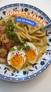 Domácí rámen do 20 minut 🔥 👇 Všechny ingredience najdeš tady 👇 Ingredience: • kokosový olej • nastrouhaný čerstvý zázvor • 3 stroužky česneku • 2 lžíce žluté curry pasty • 2 lžíce jemného arašídového másla • 800 ml vývaru/masox • 400 ml kokosového mléka • 2 lžíce sójové omáčky • 1 lžíce rýžového octa • 1 lžička medu • udon nudle • grilované krevety • vařené vajíčko • jarní cibulka • chilli vločky Když vynecháš chili, tak jídlo není vůbec ostré, vhodné i pro ty, kteří nemají rádi ostré stejně 