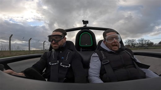 TODAY AT 18:45!! 1000BHP Ariel Atom 1000 horsepower & 650kg = 1700bhp per ton, that 700bhp more than a Koenigsegg Regara #motoraddicts #supercar #typer #hoonigan #arielatom #dragrace #Atom #carporn #ariel #1000bhp #carswithoutlimits #engineswap #worldsfastest #hypercar #topquality | Motor Addicts