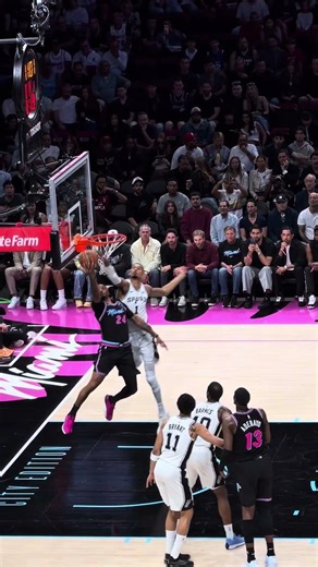 Cheat Code activé ! 🎮Quand Wemby est sur le parquet, le panier facile n’est qu’une illusion. 👽