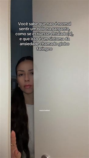 Mayla Haddad | ANSIEDADE - Psicanalista on Instagram: "Ele acontece porque, quando o corpo está em estado de alerta, há uma tensão constante na musculatura da garganta, mesmo sem comida, inflamação ou qualquer obstrução real. O problema é que, quanto mais a pessoa tenta “forçar” a sensação a ir embora, mais atenção ela dá ao sintoma, e ele acaba se mantendo. Esses sintomas são reversível, quando a ansiedade começa a ser organizada da forma certa. Se você sente isso e quer entender como lidar com