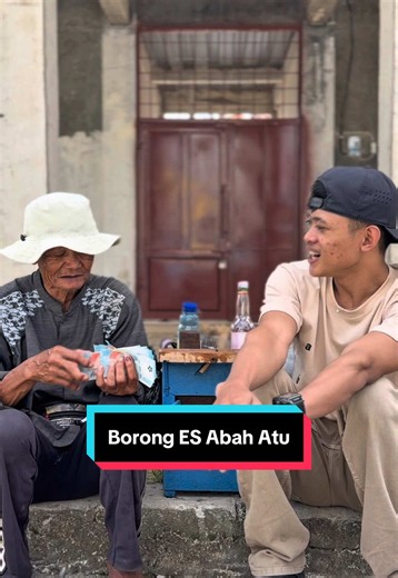 Di tengah ramainya tamu di acara pernikahan, aku melihat Abah yang sedang jualan es dengan penuh harap. Banyak tamu yang datang, namun es yang beliau jual belum juga ada yang membeli🙂‍↕️ Aku memutuskan untuk memborong semua es dagangan Abah, lalu membagikannya kepada para tamu yang hadir🤩 Kebahagiaan bukan selalu tentang seberapa banyak yang kita miliki, tetapi tentang seberapa besar manfaat yang bisa kita berikan kepada orang lain😋 Semoga kebaikan sekecil apa pun selalu menjadi jalan untuk m