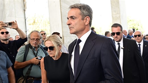 Λένα Σαμαρά: Η στιγμή που ο Κυριάκος Μητσοτάκης και η Μαρέβα Γκραμπόφσκι φτάνουν στην κηδεία