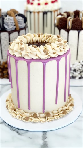 Peanut Butter & Jelly, but make it cake. 🥜🍇 When I was in college I would go to @mcalistersdeli multiple times a week and order a kids peanut butter & jelly sandwich with upgraded bread (lol), with a side of Cheetos (before they had their own chips), a chocolate chip cookie and a Diet Coke. The manager knew my friends and I by name. Rarely did we have to pay for a cookie, the refills were free and my metabolism was 🔥. This cake brings back all the memories, but on a slightly elevated level. �