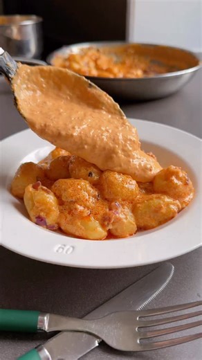 Aure et Killian on Instagram: "JOUR 13/30 - Gnocchis au chorizo 🤤 De ma série des 30 recettes qui vont te sauver la vie cet hiver ! 🍽️ La liste de course pour 4 gourmands : • 250g de gnocchis • 1 chorizo • 2 oignons rouges • 300ml de crème liquide entière • 1 burrata crémeuse • 1 filet d’huile d’olive • Sel, poivre Les étapes pas à pas : • Coupe le chorizo en petits morceaux • Place le chorizo dans un mixeur et verse la crème • Mixe le tout jusqu’à obtenir une crème bien lisse • Coupe les oign