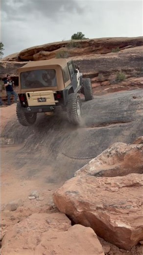 When I say this thing has axle wrap, I mean it has AXLE WRAP 😂 #jeepgirl #leafspringspartyharder