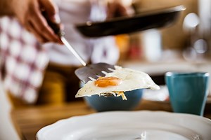 This Flavorful Method for Frying Eggs Is So Delicious Everyone Will Beg for the Recipe