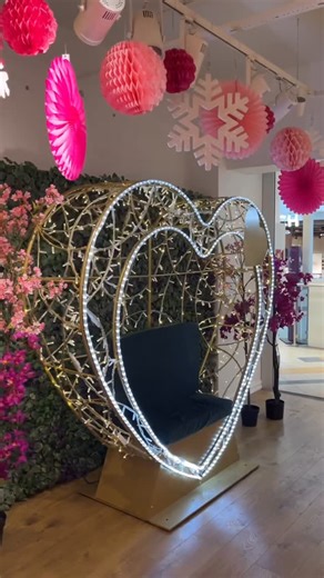 Velkommen til vinterrommet på Alti Farmandstredet ved siden av Telia i 1. etasje! ❄️🦊 Her finner du rebus for barn der man kan vinne koselig premie og aktiviteter 😁 Gled deg til: Ansiktsmaling: Torsdag 19. februar kl. 15-19 i Glassgården, utenfor vinterrommet. K-pop Demon Hunters aktivitet: Fredag 20. februar kl. 15-18 i vinterrommet. Les mer om aktivitetene på vår nettside 😁 #vinterferie #altifarmandstredet #familiekos #vintermagi #tønsberglivet | Alti Farmandstredet