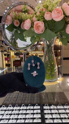 СЕРЕБРО/БИШКЕК/ПОДАРОК/ЮВЕЛИРНЫЕ ИЗДЕЛИЯ on Instagram: "В шикарном исполнении набор с дизайном под бриллиантовую багет. С камнями циркон) Материал : серебро, 925 пробы🤍 Отличная вариация на подарок себе и близким. Тц.Гум, 2 этаж, ОВ-09 островок🤍 #серебро #серебро925 #серебробишкек #сереброподарок"