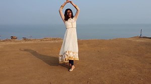 Dance with the waves, move with the sea.😇 | One Dance