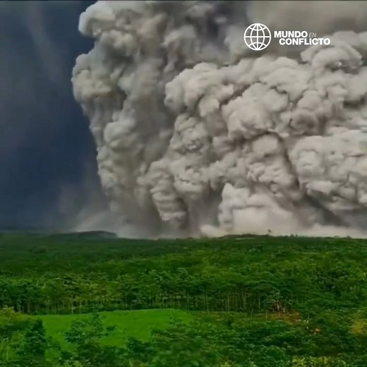 🇮🇩 | IMPRESIONANTES IMÁGENES: El volcán Semeru entra en erupción y eleva la alerta al máximo Una webcam en directo captó hoy impresionantes imágenes del avance incandescente de un flujo piroclástico descendiendo desde el monte Semeru, en Java Oriental. Las autoridades elevaron el nivel de alerta a su fase más alta y ordenaron la evacuación de cientos de residentes. 📌 La columna de ceniza alcanzó los 13 km de altura, mientras la actividad sísmica sigue en niveles elevados. 📌 Se prohibieron ac