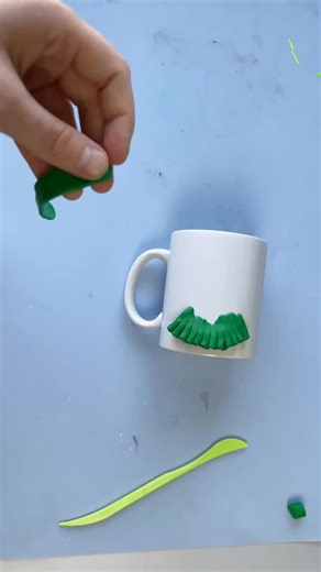 Подарункові бокси з хобі | квест бокси on Instagram: "💫 Індивідуальна чашка з полімерної глини, на якій можна виліпити те, що найкраще буде характеризувати вас, вашу діяльність або захоплення. У чашку можна буде наливати кипʼяток, мити у посудомийці та все інше, як зі звичайною чашкою🙌🏻 📥У наборі: ✔️чашка, ✔️полімерна глина 6 основних кольорів, з яких можна отримати будь-які потрібні, ✔️двокомпонентний епоксидний клей, ✔️наждачний папір, ✔️3 стеки для ліплення, ✔️відеоуроки. Зробіть унікальн