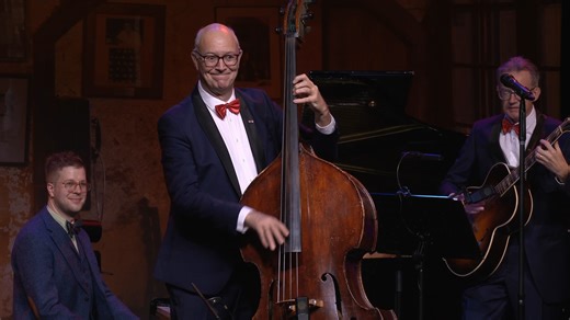 🎄 Christmas Swing Time! 🎶 The Dutch Swing College Band, featuring bass player Adrie Braat, brings you straight into the Christmas spirit with a swinging version of Irving Berlin’s holiday classic “White Christmas.” ✨ Swing, jingle, and jazz your way into Christmas! ✨ Keesjan Hoogeboom – trumpet David Lukács – clarinet Bert Boeren – trombone Peter Kanters – guitar Jochem Braat – piano Adrie Braat – double bass Frits Landesbergen – drums Video by Max Boeree / Big Ears Productions Listen to the f