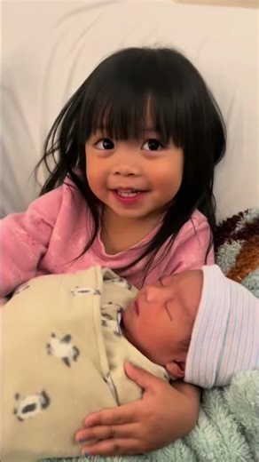 Brb my heart is exploding because how cute 😭 #Shorts #BigSister #SiblingLove #NewBaby #FirstMeeting