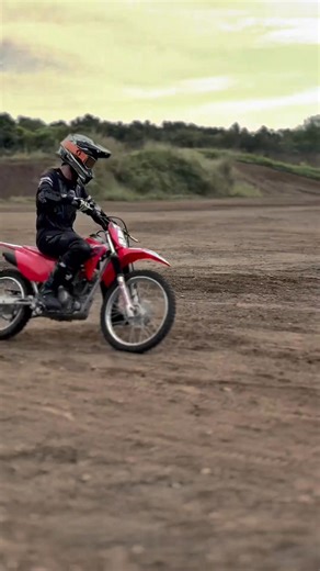 MKT RIDING LESSON milkinc1.com/lesson/ コーナーがとてもスムーズに、速くなってきました😊 走っていても、良い感覚が分かり、乗っていて楽しくなってきたと、実感して頂けました❗️ #mkt_rideup #小方誠に学ぶオフロードモトクロス #motocross #モトビ | Makoto Ogata-Official