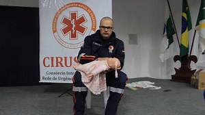 Desobstrução de vias aéreas em crianças de até 1 ano. O engasgo obstrui as vias aéreas e sem respirar, as consequências para o organismo podem ser fatais. Cada minuto é vital, tanto a adultos, mas em especial a crianças. Neste vídeo, o condutor socorrista do Samu, Romeu Patricia Santoro, orienta como desengasgar um bebê de até um ano de vida, utilizando o protocolo da Manobra de Heimlich. Se você busca entender e se aprofundar em fisiologia, farmacologia e áreas afins, os cursos da APhysio te aj