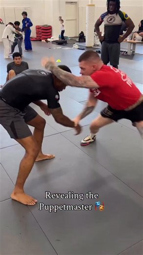 30K views · 669 reactions | Pull The Strings Off-lead leg hand attacks Wrist, exchange to cross wrist. Take angled side step and same side collar. Pull head toward you which forces their opposite far leg to step禮 Drop in on the opposite side sweep Follow @jjhowland for setups that force motion, build angles, & make reactions predictable | Jacob Howland | Facebook