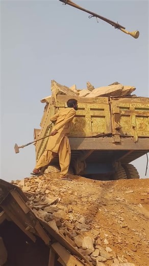 Dangerous Rock Unloading Hammer Action #RockCrushing #JawCrusher #HeavyMachinery | Stone Crushing World