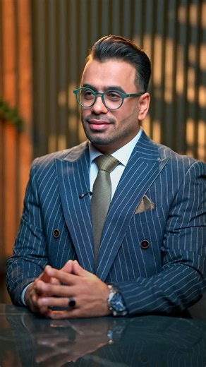 ‎اجرا و آموزش تشریفات با تیم مهدی حسین پور‎ on Instagram‎: "بدن خیلی زودتر از دهن حرف می‌زنه. وقتی صدا بالا می‌ره، دروغ گفته می‌شه یا فضا متشنجه، بهترین واکنش نه مقابله‌ست نه توضیح اضافه؛ آرامش، مکث، و کنترل زبان بدنه. گاهی فقط طرز ایستادن و نگاه‌کردن، بیشتر از هزار کلمه اثر می‌ذاره."‎