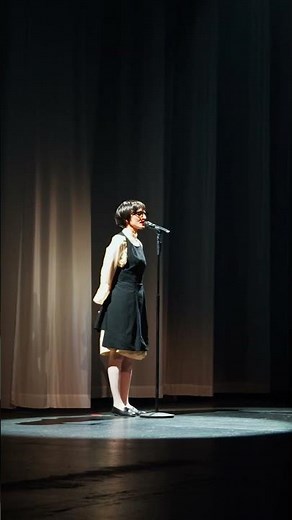 ARISA sings "Sincerità" on her tour for her album "Foto Mosse."
