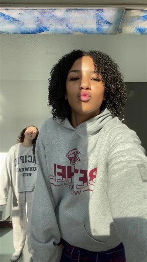 everyone look at bellas feet