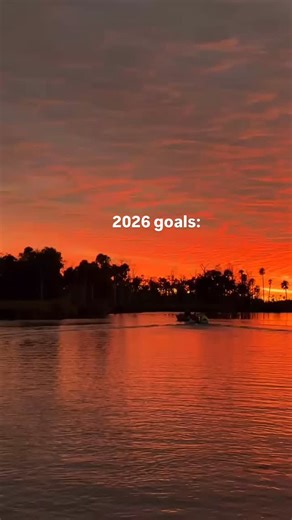 Pure awe on the Weeki Wachee River 🌅✨ As the sun slowly sets, the water softens, the sky glows, and everything feels quiet and still. From a 100% clear kayak, you’re floating through a moment that stops you in your tracks — watching light fade, reflections shimmer, and Florida’s wild beauty unfold beneath you. 🌊🐢 Awe is the feeling you get when something is so beautiful, powerful, or vast that it makes you pause for a moment. It’s that quiet wow feeling — when words fall away and you just tak