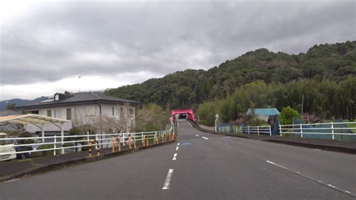 前に出ないと気がすまない自動車のサンプル動画撮れてしまった。昨日撮れたて新鮮。この動き本当に危ないからやめてほしい。この状況で自転車1台分前に出るメリットと事故リスクのデメリットが全く釣り合ってないよ。同じ状況の過失割合の例は軽く調べたぐらいでは出てこなかったけど、「自転車先行直進で車が追い抜き左折で巻き込み事故」と同じようなシチュなので基本自転車0：車100の過失割合になる可能性高いのでは？本当にリスクしかなくてメリットが全く無い行為なのでよく考えて運転してほしい。※最近のロードバイクはマジで頭おかしい値段になってきてるので金銭面でも自分が過失割合で不利になる運転はおすすめしません