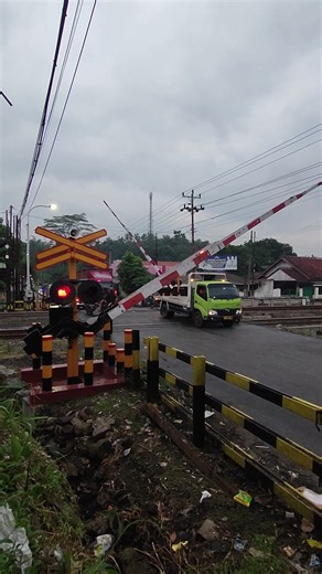 Palang Pintu Perlintasan Kereta Api Menutup #shorts #RailwayCrossing #railroadcrossing