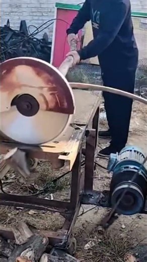 This is a large cutting machine that can be used to cut wooden blocks very easily.