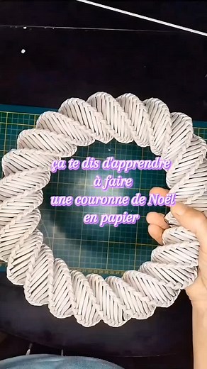 28K views · 2.6K reactions | Vidéo tuto couronne de Noël (ou autre ) J'espère qu'elle vous plaira et que cela pourra vous aider à faire vos propres couronnes . À bientôt #tuto #faitmain #christmasornaments #couronne #vannerie #vanneriepapier #faitmain #surcyclagecreatif | Raya Créa | Facebook