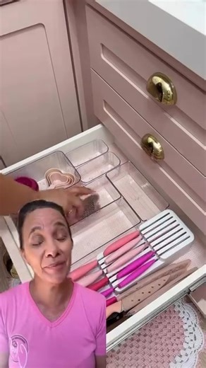 ✨ Nada como uma gaveta organizada para trazer praticidade e beleza à cozinha! Da uma olhada nesse vídeo, mostra como uma boa organização pode transformar o espaço e até inspirar a criatividade para criar aquelas delícias incríveis 🍰🍩. 📦 👉 Vamos juntos deixar a cozinha mais prática e doce? 🍴💖 Créditos: @bianca_amordecasinha #OrganizaçãodeCozinha #DicasDeConfeitaria #RotinaNaCozinha #BolosPerfeitos #DocesComAmor #ConfeitariaCriativa #UtensíliosDeCozinha #InspiraçãoCulinária #CozinhaOrganizad