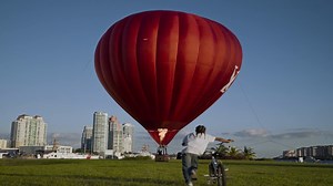Virgil was here. In loving memory of Virgil Abloh, Louis Vuitton pays tribute to the life and legacy of a creative genius with a presentation of his Spring-Summer 2022 Collection in Miami on November 30th at 5:30 pm (ET). “It is with profound sorrow that I learned of the passing of Virgil Abloh. Virgil was not only a friend, great collaborator, creative genius, visionary and disruptor, but also one of the best cultural communicators of our times. He paved the way for future generations. As a dev